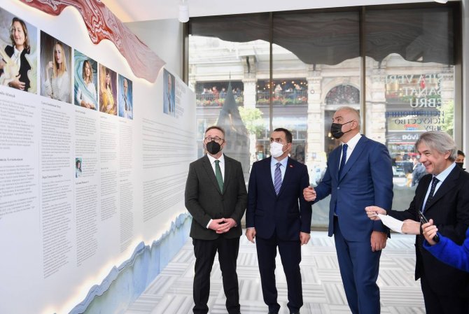 Bakan Ersoy Beyoğlu Belediyesi İ̇stiklal Sanat Galerisi’ni Ziyaret Etti