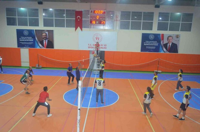Selendi’de Kurumlar Arası Voleybol Turnuvası Başladı