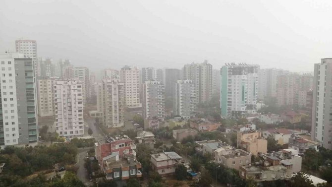 Mersin’de Sağanak Yağış Etkili Oldu