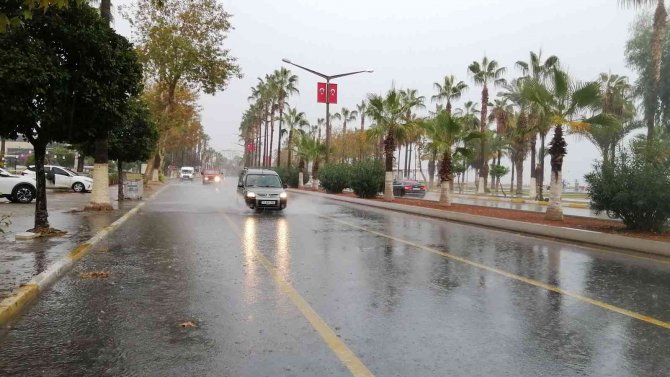 Mersin’de Sağanak Yağış Etkili Oldu