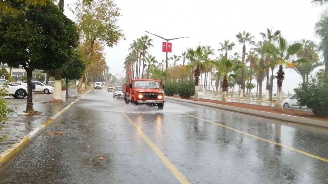 Mersin’de Sağanak Yağış Etkili Oldu