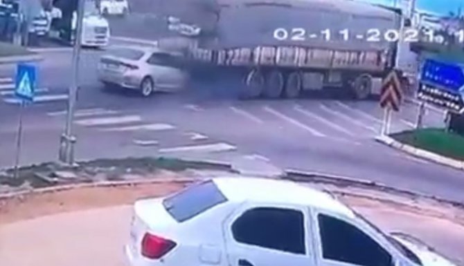 Otomobil Tıra Saplandı: 1 Ağır Yaralı