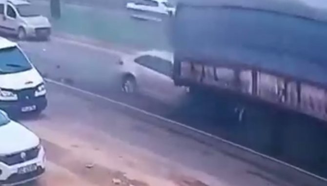 Otomobil Tıra Saplandı: 1 Ağır Yaralı