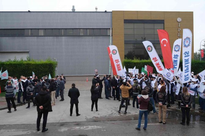 Öz İ̇plik İ̇ş, Sendika Değiştirdikleri İçin İşten Çıkartılan İşçiler İçin Nöbette