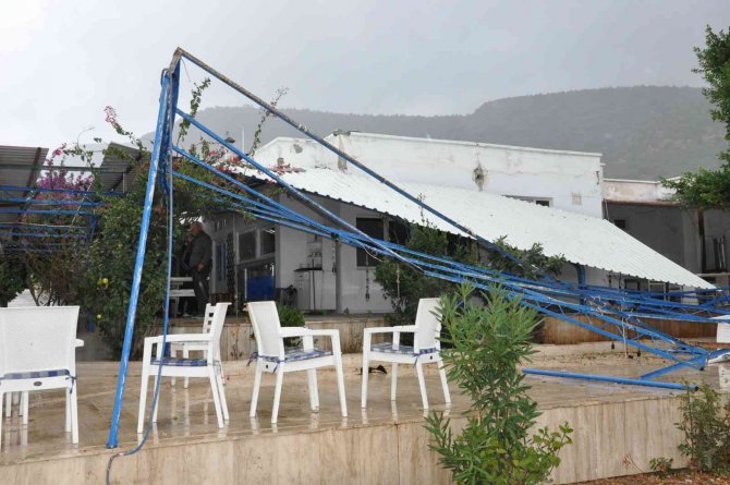 Silifke’de Hortum Tekneleri Batırdı, Ağaçları Kökünden Söktü, Çatıları Uçurdu