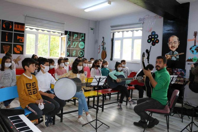1 Yıl Önce Açtıkları Müzik Sınıfı Konservatuar Gibi Öğrenci Yetiştirmeye Başladı