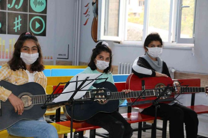 1 Yıl Önce Açtıkları Müzik Sınıfı Konservatuar Gibi Öğrenci Yetiştirmeye Başladı