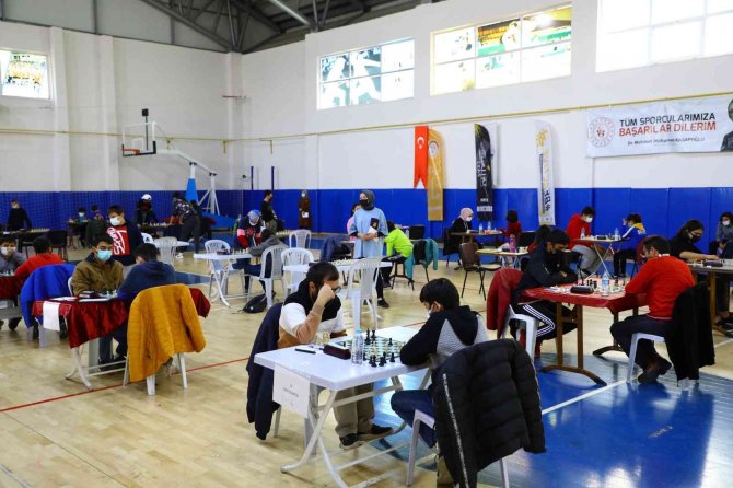 Hünerlerini Satranç Turnuvasında Gösterdiler