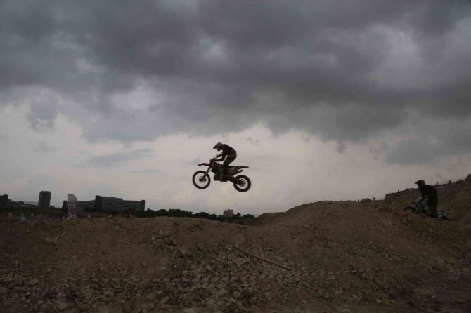 Toroslar’da Enduro Motofest Yarışları Düzenlendi