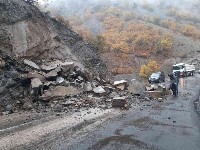 Düşen Dev Kaya Parçaları Yolu Ulaşıma Kapattı