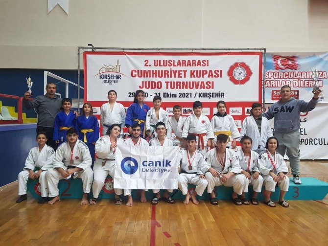 Canikli Judocular Madalyalarla Döndü