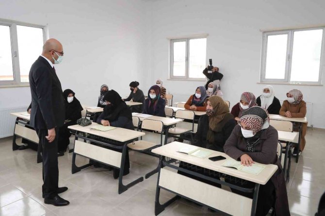 Okuma Yazma Kursunda Mezuniyet Coşkusu