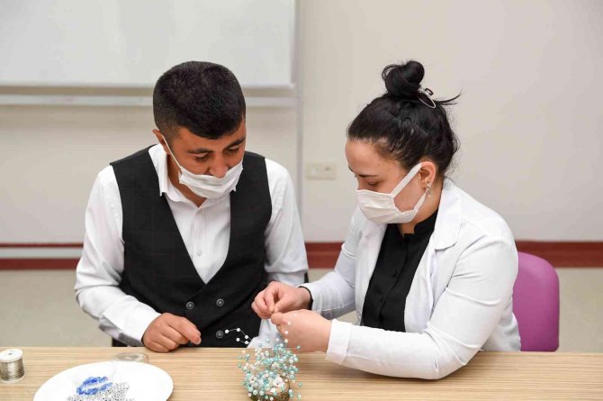 Engelli Bireylere Boncuk Terapisi