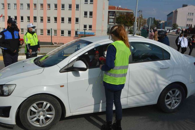 Ayvalık’ta Polis Ve Öğrencilerden “Bir Hareketine Bakar Hayat” Uygulaması