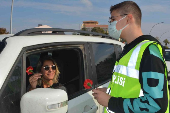 Ayvalık’ta Polis Ve Öğrencilerden “Bir Hareketine Bakar Hayat” Uygulaması