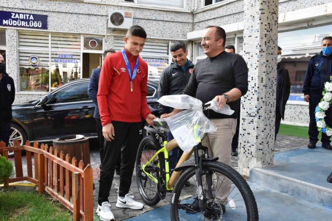 Şampiyon Güreşçiye Coşkulu Karşılama