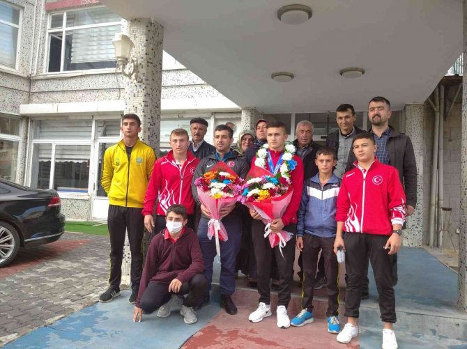 Şampiyon Güreşçiye Coşkulu Karşılama
