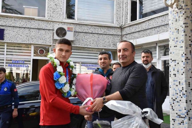 Şampiyon Güreşçiye Coşkulu Karşılama