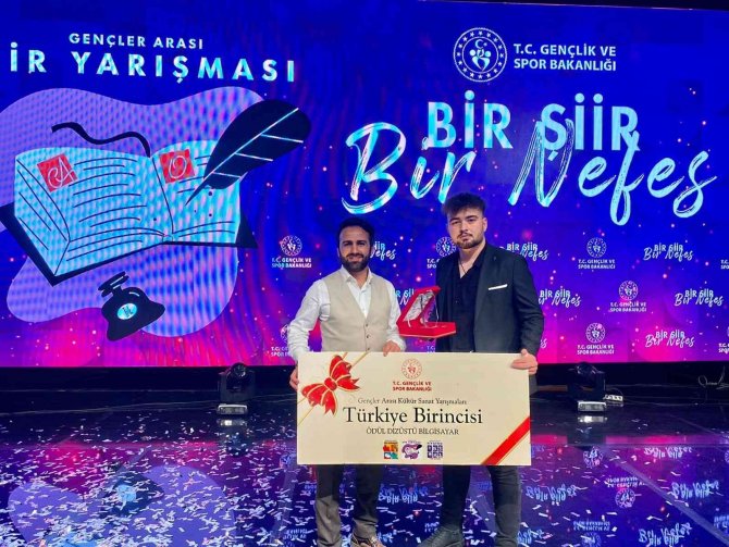 Elazığlı Muhammet Mert Özdemir Bir Şiir Bir Nefes Yarışmasında Türkiye 1’incisi Oldu