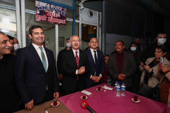 Kılıçdaroğlu, Kırıkkale’de Vatandaşlarla Çay İçti