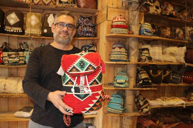 Çöpten Topladığı Kilim Parçalarını Dönüştürerek 23 Ülkeye İhraç Ediyor