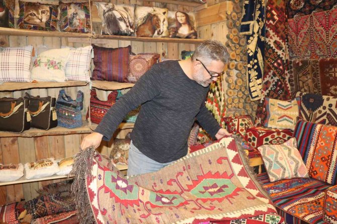 Çöpten Topladığı Kilim Parçalarını Dönüştürerek 23 Ülkeye İhraç Ediyor