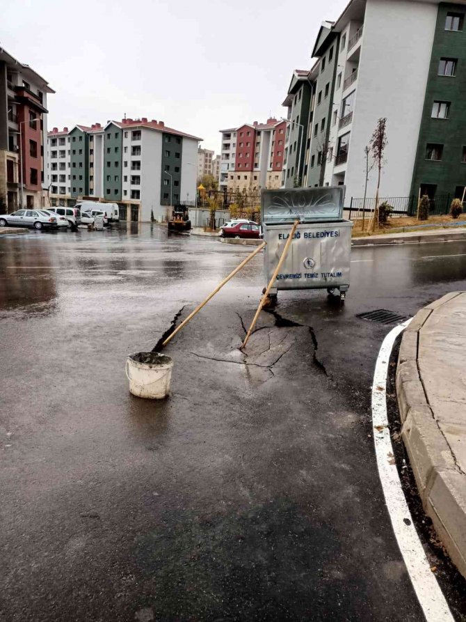Elazığ’da Aşırı Yağışlar Nedeniyle Yolda Çökme Meydana Geldi