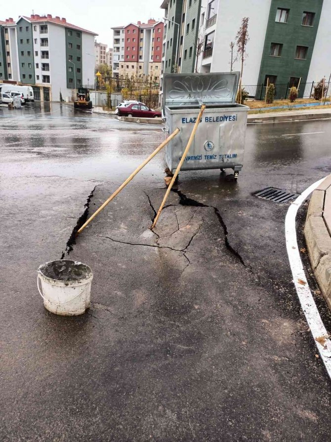 Elazığ’da Aşırı Yağışlar Nedeniyle Yolda Çökme Meydana Geldi