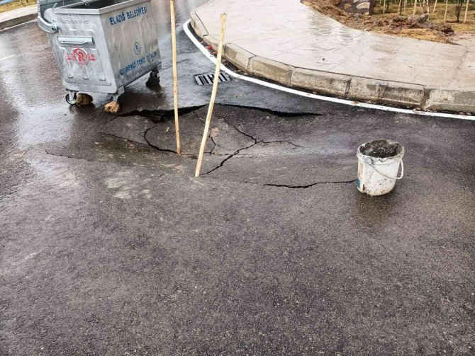 Elazığ’da Aşırı Yağışlar Nedeniyle Yolda Çökme Meydana Geldi