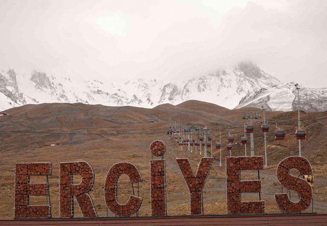 Erciyes’in Zirvesi Beyaza Büründü