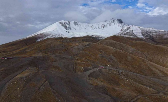 Erciyes’in Zirvesi Beyaza Büründü