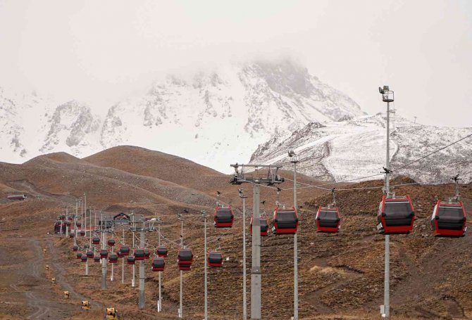 Erciyes’in Zirvesi Beyaza Büründü