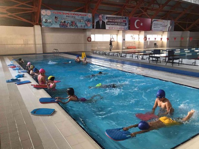 Yüzme Bilmeyen Kalmasın Projesi Devam Ediyor