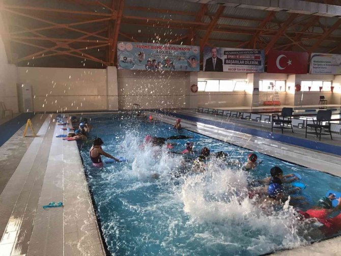Yüzme Bilmeyen Kalmasın Projesi Devam Ediyor
