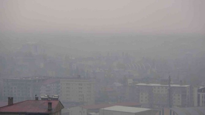 Yüksekova’da Yoğun Sis Hayatı Olumsuz Etkiliyor