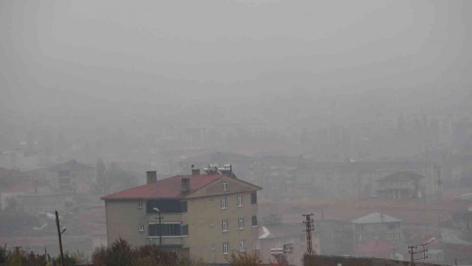 Yüksekova’da Yoğun Sis Hayatı Olumsuz Etkiliyor