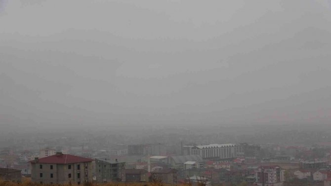Yüksekova’da Yoğun Sis Hayatı Olumsuz Etkiliyor