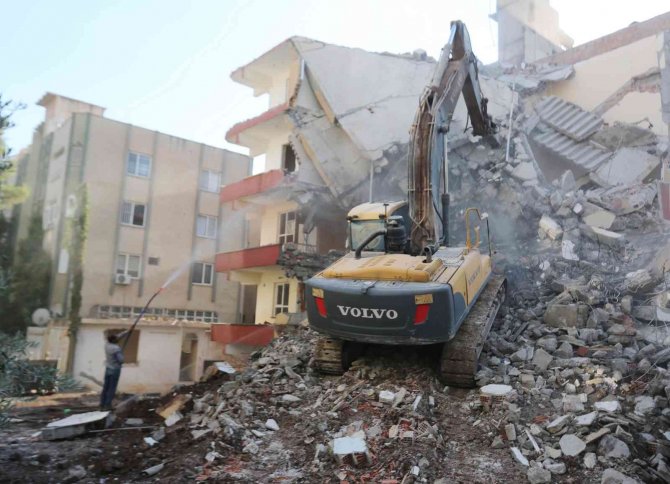 Haliliye’de Metruk Ve Riskli Yapıların Yıkımına Başlandı