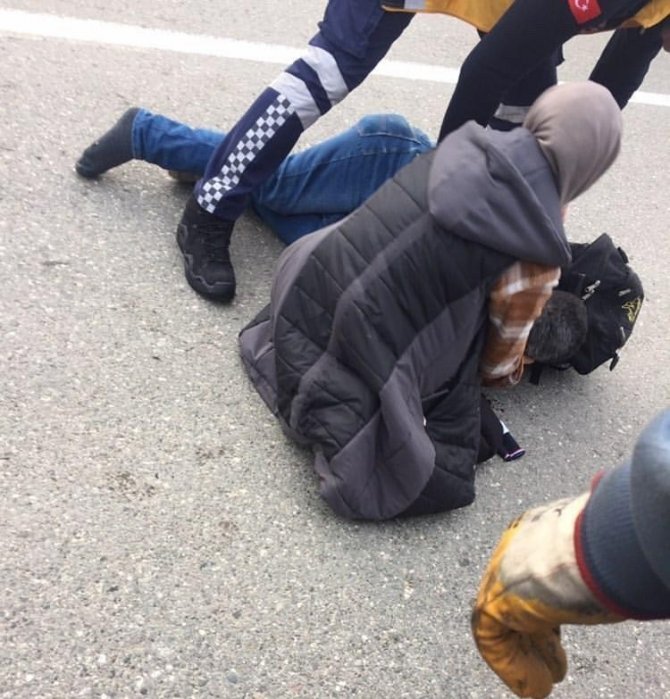 Köpeklerden Kaçarken Araç Çarptı