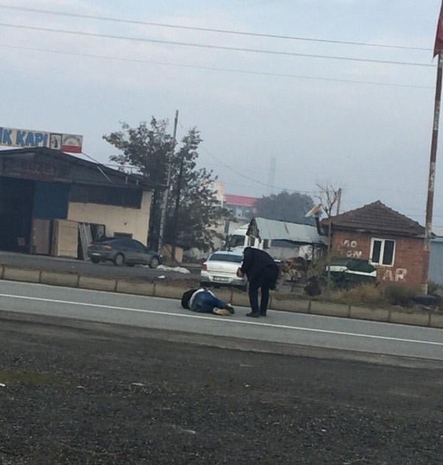 Köpeklerden Kaçarken Araç Çarptı