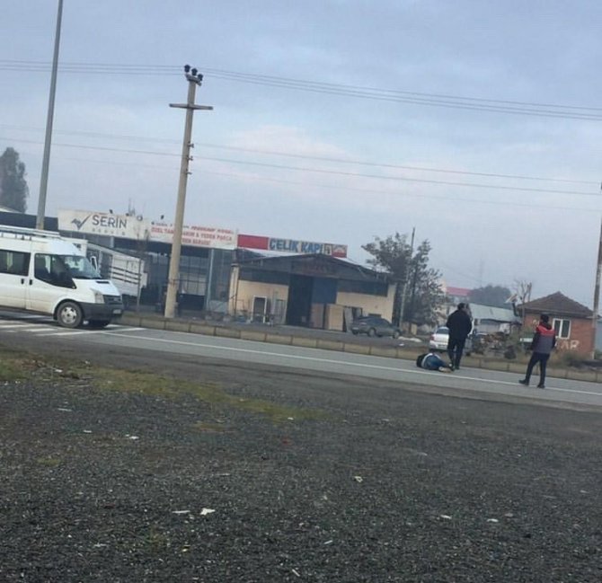 Köpeklerden Kaçarken Araç Çarptı