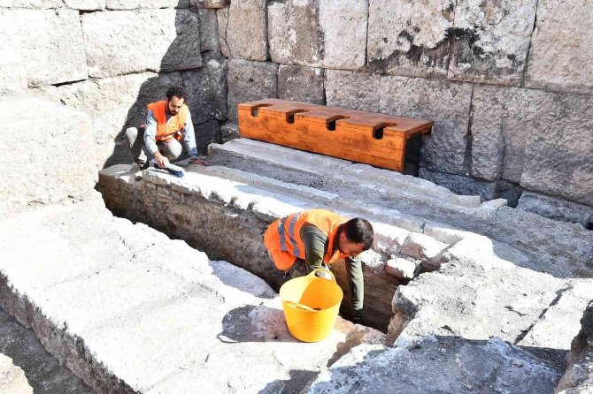 İ̇zmir’de Heyecanlandıran Buluntu: Antik Tiyatro Kulisinde İlk Antik Tuvalet