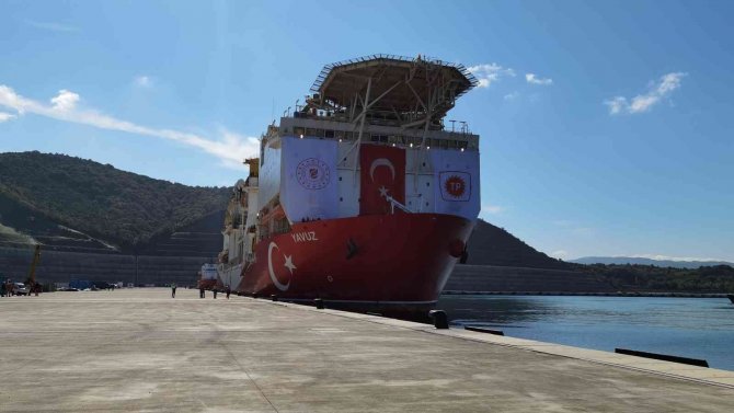 Yavuz Sondaj Gemisi’nin Kule Montajı İçin Vinçler Kuruluyor