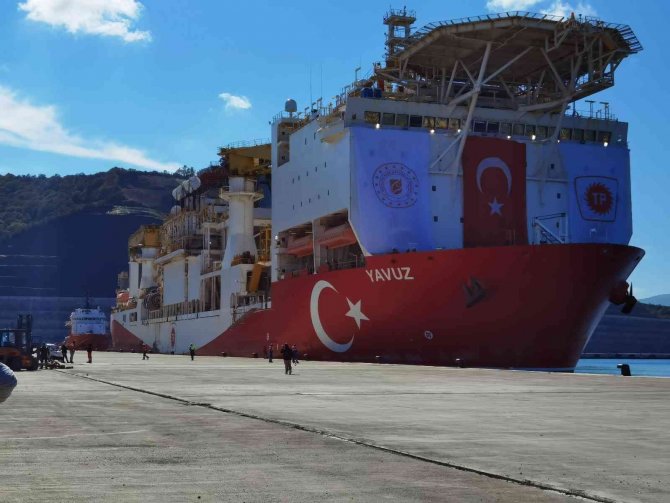 Yavuz Sondaj Gemisi’nin Kule Montajı İçin Vinçler Kuruluyor