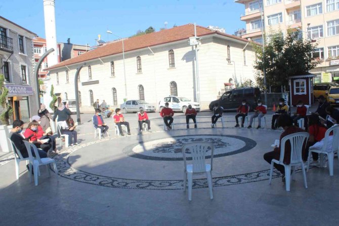 Öğrenciler Kent Merkezinde Kitap Okuyarak Farkındalık Oluşturdu