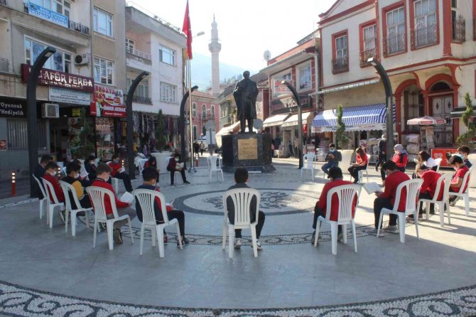 Öğrenciler Kent Merkezinde Kitap Okuyarak Farkındalık Oluşturdu