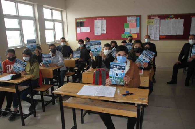 Malazgirt Kaymakamlığından Öğrencilere Kaynak Kitap Desteği