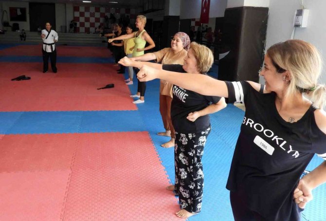 Kepez’de Ev Hanımları Tekvando Eğitimi Alıyor