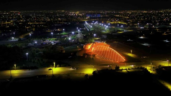 Tropikal Kelebek Bahçesi Turuncu Işıklarla Aydınlatıldı