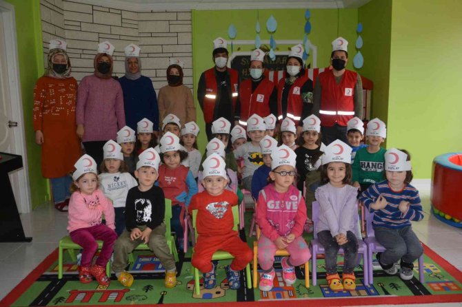 Çocuklar, Kızılay Hakkında Bilgilendirildi